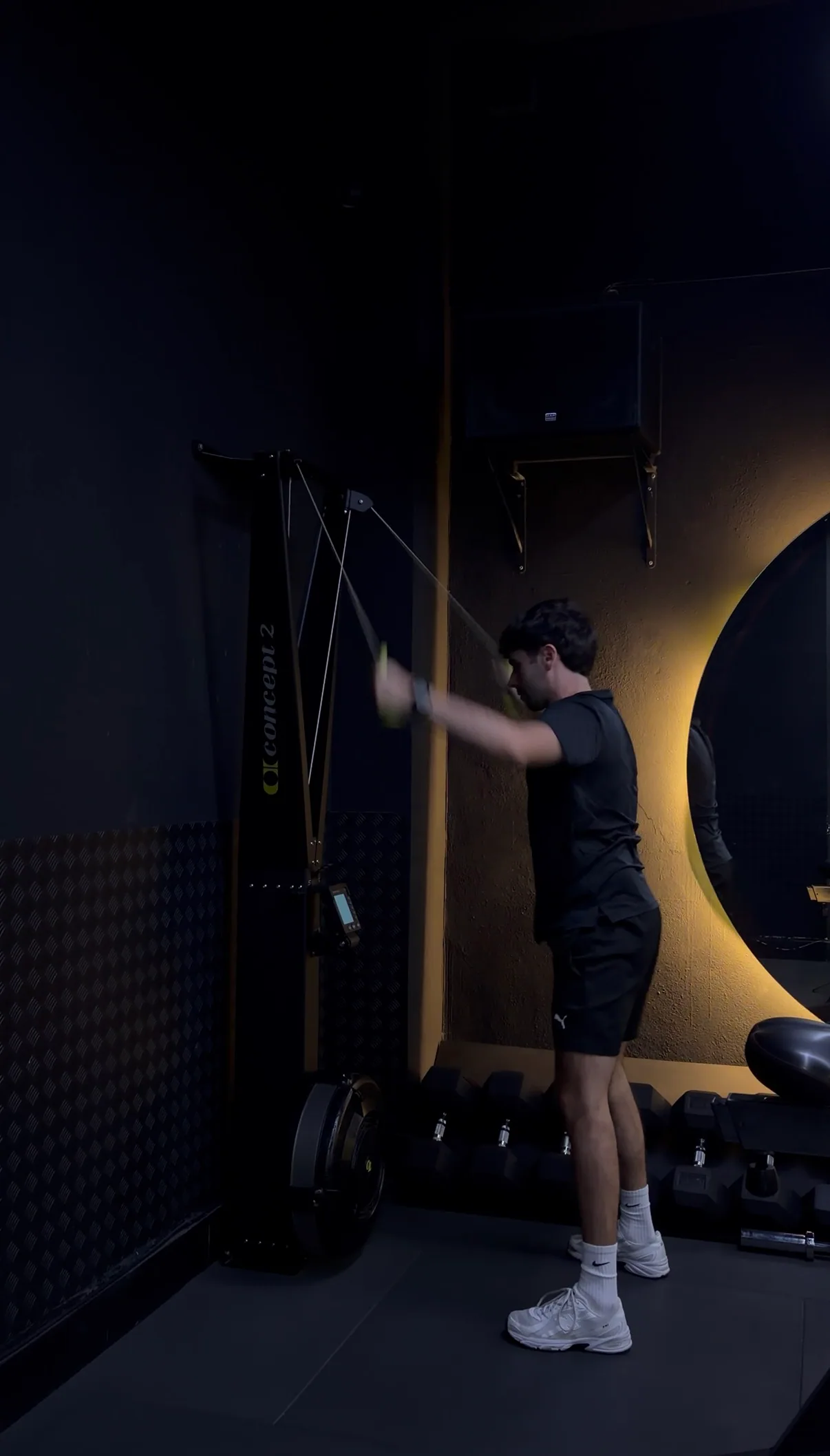 Entrenamiento funcional con polea en gimnasio